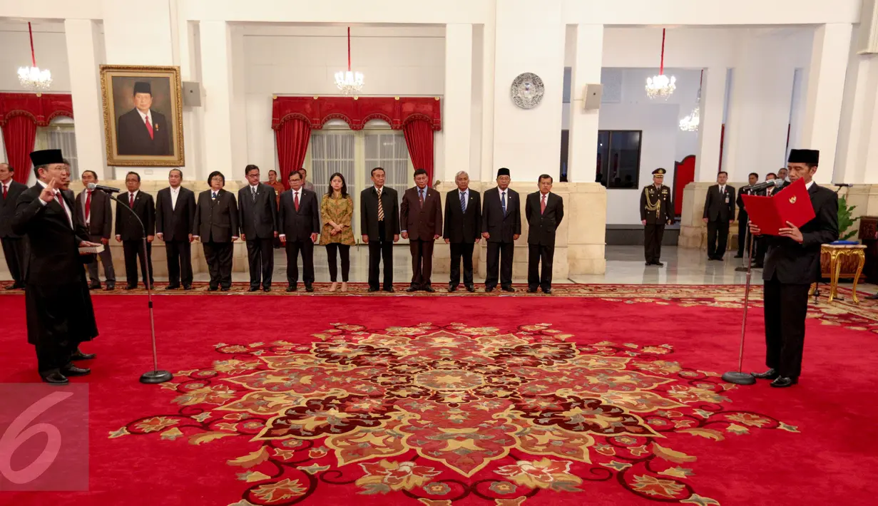 Presiden Jokowi (kanan) melantik Laksamana Dua (Laksda) Willem Rampangilei (kiri) sebagai Kepala BNPB di Istana Negara, Jakarta, Senin (7/9/2015). Willem menggantikan Syamsul Maarif yang telah habis masa jabatannya. (Liputan6.com/Faizal Fanani)