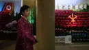 Seorang pemandu terlihat selama pameran bunga 'Kimjongilia' di Pyongyang, Kamis (14/2). Korea Utara menggelar festival bunga untuk merayakan ulang tahun mendiang mantan pemimpin tertinggi Korea Utara yang juga ayah Kim Jong-un, Kim Jong-il (Ed JONES/AFP)