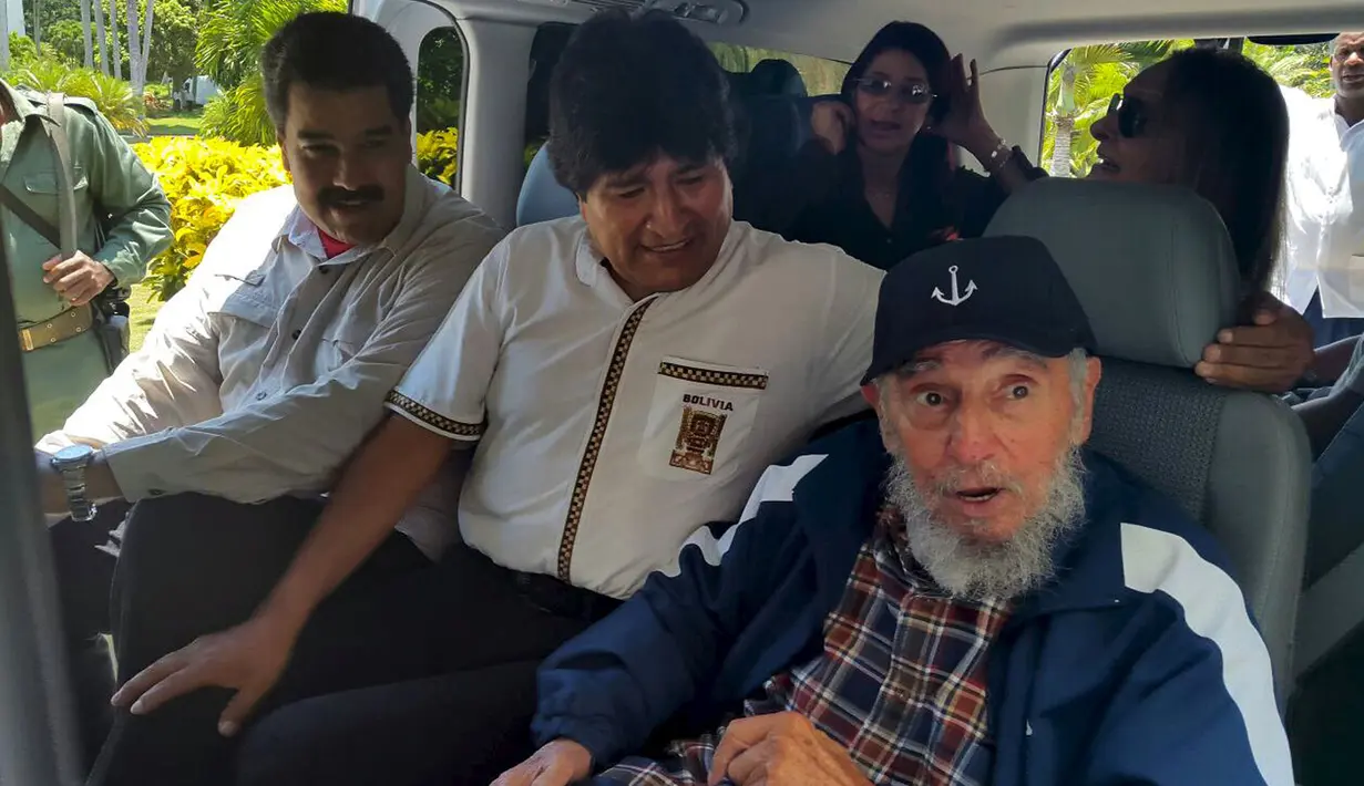 Mantan Presiden Kuba, Fidel Castro (kanan) merayakan ulang tahunnya yang ke 89 di Havana, Kuba, Kamis (13/8/2015). Castro ditemani Presiden Bolivia Evo Morales (tengah) dan Presiden Venezuela Nicolas Maduro . (REUTERS/Agencia de Boliviana)