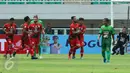 Pemain Persiba merayakan gol yang dicetak Marlon Da Silva de Moura (tengah) saat laga melawan PS TNI di lanjutan Liga 1 Indonesia di Stadion Pakansari, Kab Bogor, Jumat (5/5). Laga kedua tim berakhir imbang 1-1. (Liputan6.com/Helmi Fithriansyah)