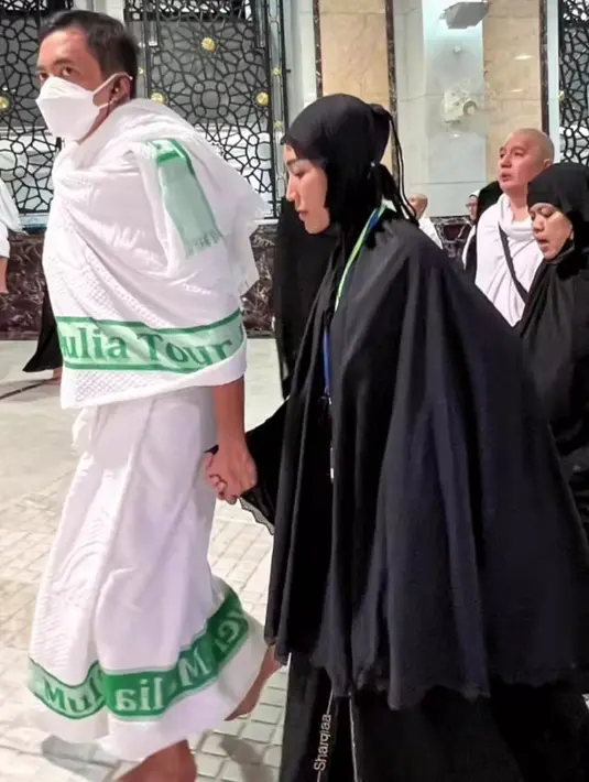 <p>Regi Datau tidak melepas genggaman tangan sang istri saat menjalani Sa'i. "Terimakasih Imamku untuk terus menggandeng tangan ini dari 10 tahun lalu hingga Sa&rsquo;i kini," tuturnya. (Foto: Instagram/ mrsayudewi)</p>