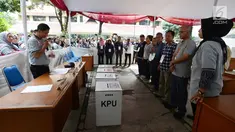 Warga mengikuti simulasi pencoblosan dan penghitungan di TPS pada Pemilihan umum 2019 di Kecamatan Tanah Abang, Jakarta, Selasa (9/4). Simulasi ini untuk memahami alur dan aturan Pemilu baik petugas dan warga yang akan mengikuti Pemilihan umum pada 17 April 2019. (merdeka.com/Imam Buhori)