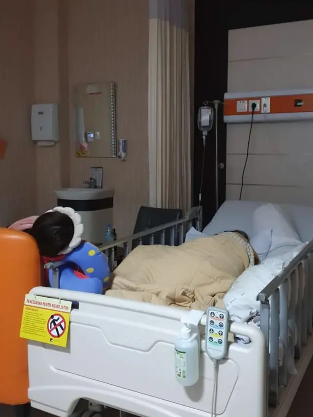 6 Potret Chika Jessica Dampingi Ibunda yang Sakit Stroke, Minta Doa Kesembuhan