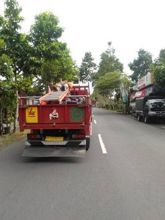 Terlalu Santai, 7 Cara Orang Naik Kendaraan Ini Bikin Elus Dada