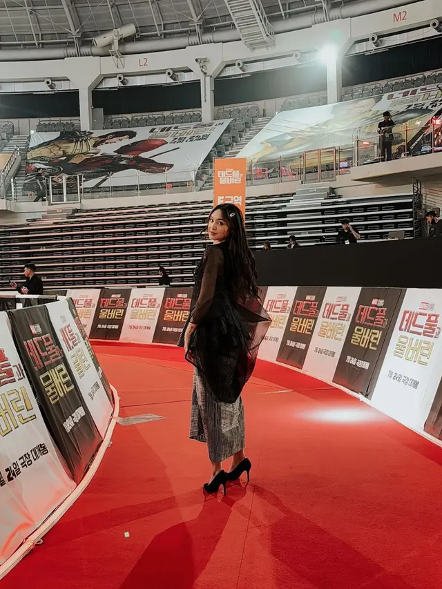 OOTD Menawan Caitlin Halderman Pakai Wastra Saat Wawancara Ryan Reynolds dan Hugh Jackman untuk Deadpool & Wolverine