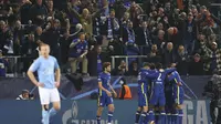 Para pemain Chelsea merayakan kemenangan mereka, setelah pertandingan sepak bola penyisihan grup Liga Champions Grup H antara Malmo FF dan Chelsea di Malmo Stadion, di Malmo, Swedia, Selasa 2 November 2021. (Andreas Hillergren/TT News Agency via AP)