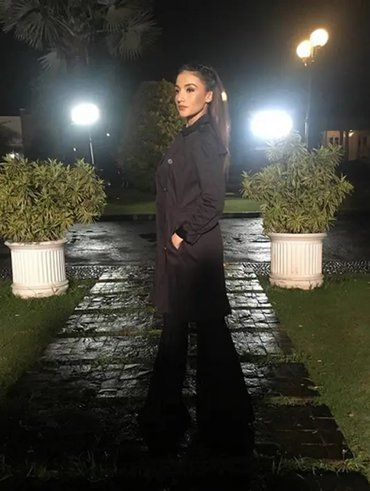 "Janganlah mojokin saya terus dengan gak ada dosa ngurusin anak saya dengan "ikhlas" tapi mba segitunya mau menghilangkan saya dari hidup mereka! Mba, titip pesen yah buat "LAKI LAKI SEJATI" yang jadi calon suami anda," lanjutnya.(Instagram/tsaniamarwa54)