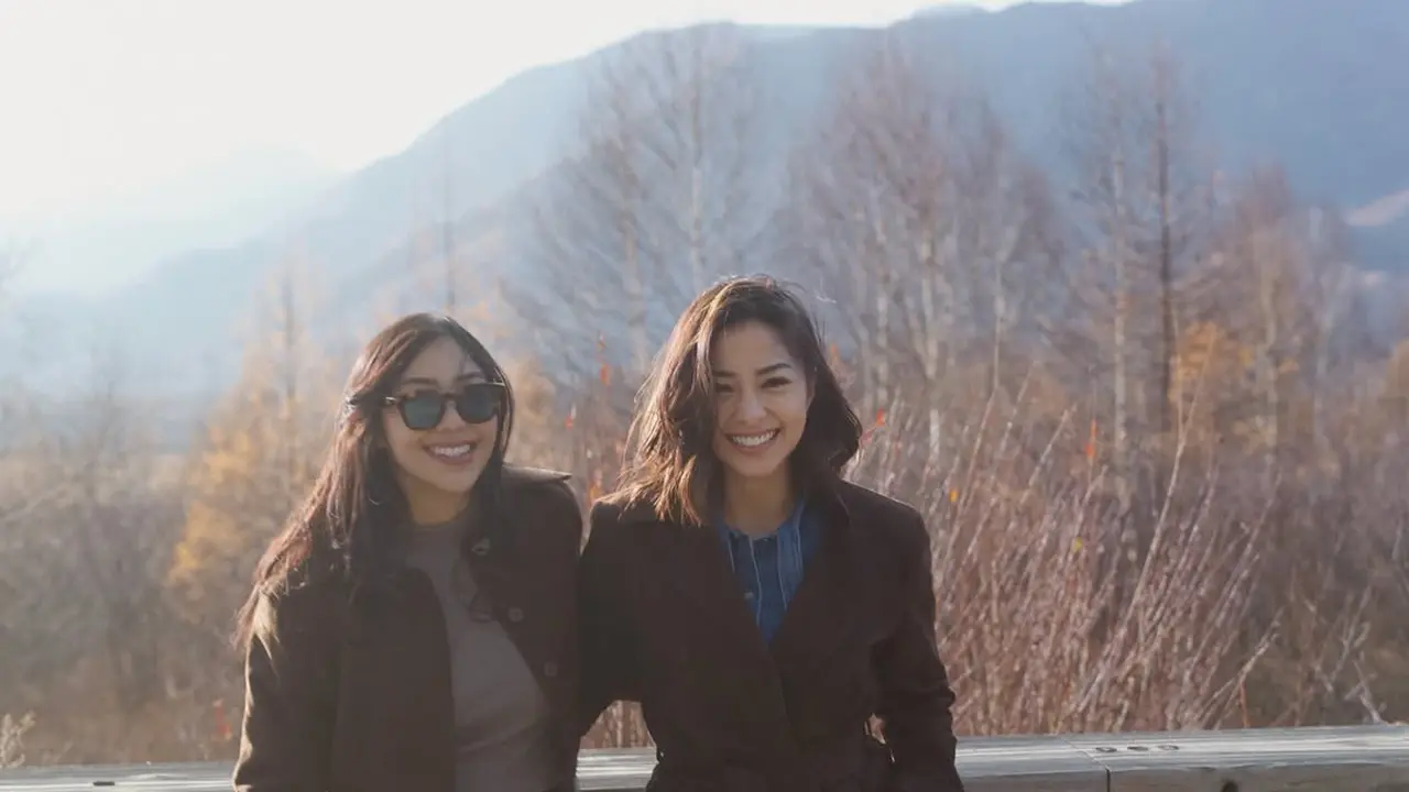 Gaya Layering Stylish Nikita Willy Saat Liburan ke Jepang, Hangat dan Tetap Modis dalam Nuansa Coklat Elegan
