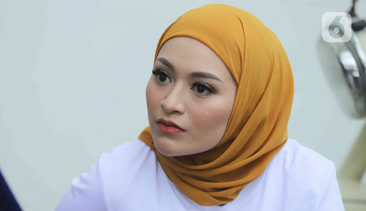 Nathalie Holscher  saat konferensi pers di kantor Ekomando Artist Management, Jakarta Timur, Senin (25/7/2022). Di tengah prahara rumah tangganya dengan komedian Sule, Nathalie Holscher resmi bergabung dengan Ekomando Management Artist yang berada dibawah naungan Eko Patrio per 21 Juli lalu. (Liputan6.com/Herman Zakharia)