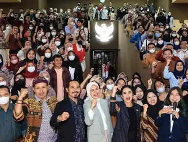 Ini dia momen saat Krisdayanti menjadi dosen tamu di Fakultas Ilmu Sosial dan Ilmu Politik (FISIP) Universitas Brawijaya. (Instagram @krisdayantilemos)