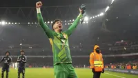 Altay Bayindir menjadi pahlawan Manchester United saat bersua Arsenal pada laga putaran ketiga Piala FA di Stadion Emirates, Minggu (13/1/2025) malam WIB. Altay menepis penalti&nbsp;Martin Odegaard pada waktu normal, dan sepakan 12 pas&nbsp;Kai Havertz pada adu penalti. Berkat kontribusi sang kiper, MU menang 5-3 (1-1) atas Arsenal lewat adu penalti. (AP Photo/Kin Cheung)