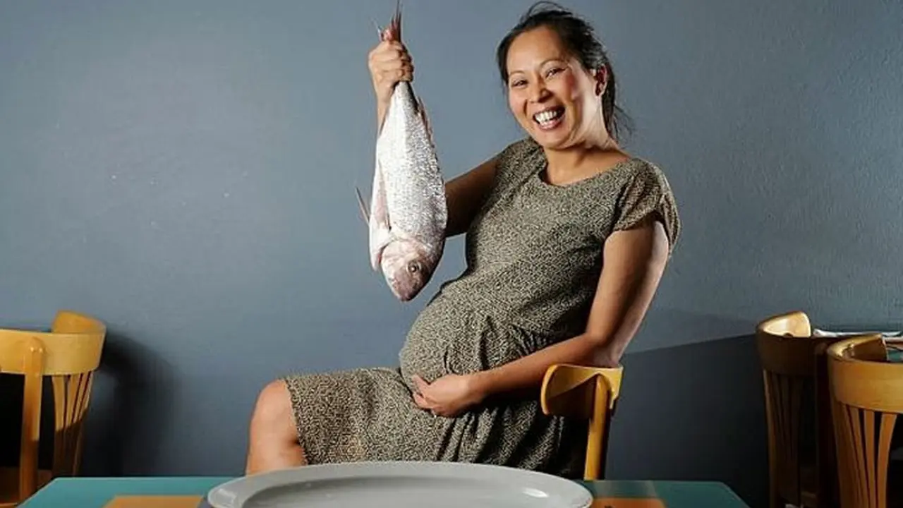 Wanita Hamil Makan Ikan