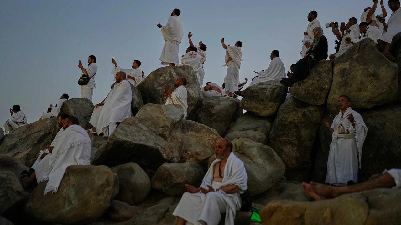 FOTO: Khusyuk Jemaah Haji Berdoa di Jabal Rahmah