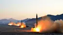 Peluncuran roket balistik dari unit artileri Hwasong, Pyongyang, Selasa (7/3). Kim Jong Un meninjau langsung peluncuran roket balistik tersebut. (AFP PHOTO/KCNA)
