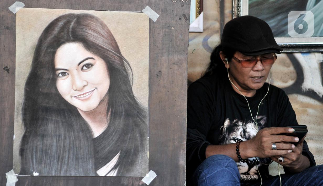 Seniman menunggu pelanggan di pinggir Jalan Pintu Besar Selatan, Pinangsia, Jakarta, Selasa (2/6/2020). Sejumlah seniman memilih tutup sementara di tengah pandemi virus corona COVID-19, sedangkan beberapa lainnya tetap bertahan demi mendapatkan penghasilan. (merdeka.com/Iqbal S. Nugroho)