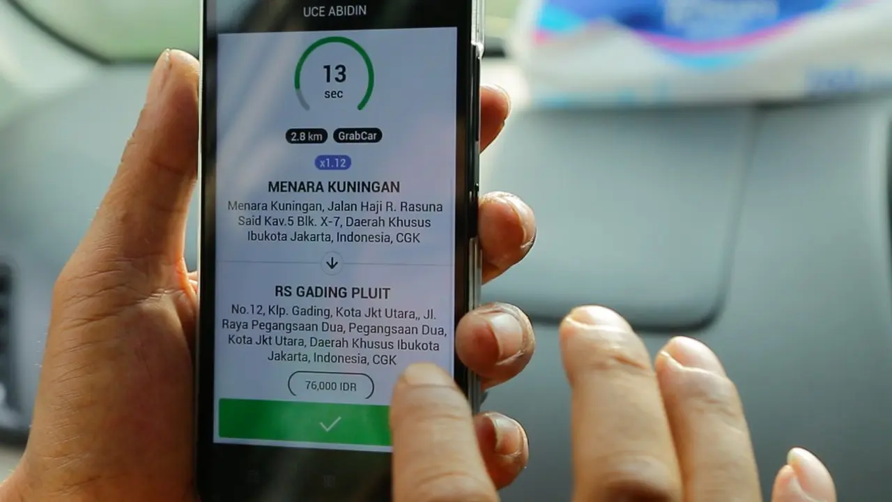 Pengemudi taksi online mendapat pesanan