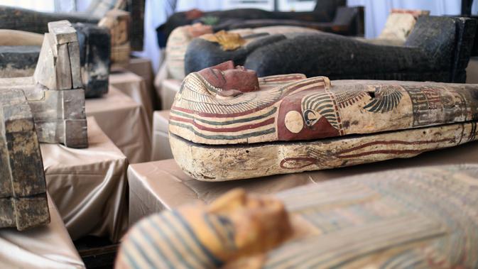 Sejumlah peti mati kuno yang baru ditemukan di situs pemakaman Saqqara di Provinsi Giza, Mesir, 3 Oktober 2020. Kementerian Pariwisata dan Kepurbakalaan Mesir memamerkan 59 peti mati kuno yang baru ditemukan dengan kondisi terawat baik di Provinsi Giza dekat ibu kota Kairo. (Xinhua/Ahmed Gomaa)
