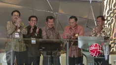 Dirut PT Bursa Efek Indonesia Tito Sulistio, Ketua Dewan Komisioner OJK Muliaman Hadad, Wapres Jusuf Kalla, Gubernur BI Agus Martowardojo (ki-ka) menutup perdagangan saham 2015 di Bursa Efek Indonesia, Jakarta, Rabu (30/12). (Liputan6.com/Angga Yuniar)