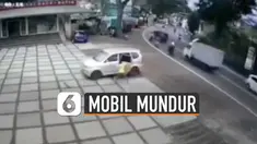 Laju mobil terhenti ketika terperosok ke tepi jalan.
