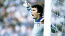 Dino Zoff. Kiper legendaris Italia ini berusia 38 tahun, 3 bulan dan 24 hari saat menghadapi Republik Ceko di Euro 1980, 21 Juni 1980. Ia memutuskan pensiun pada tahun 1983 dan telah mencatatkan 112 caps bersama Timnas Italia sepanjang kariernya. (FIFA.com)