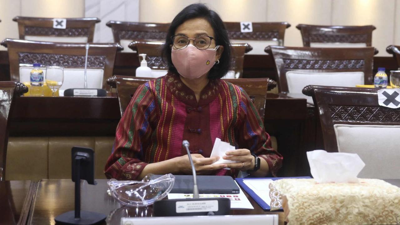 "Ini masih cukup baik karena bea dan cukai selama pandemi tiga tahun berturut-turut tidak pernah mengalami kontraksi penerimaan. Jadi ini berkontraksi karena adanya normalisasi harga dari komoditas," tambahnya.