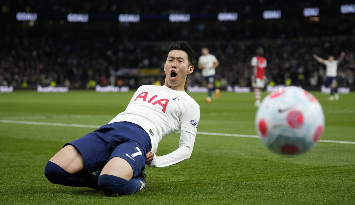 Son Heung-min menjadi pusat perhatian usai tampil gemilang dan berhasil mencetak satu gol dalam kemenangan 3-0 Tottenham Hotspur atas Arsenal pada laga pekan ke-36 Liga Inggris 2021/2022. (AP/Matt Dunham)