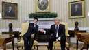 Presiden AS Donald Trump dan PM Kanada Justin Trudeau berjabat tangan sebelum menggelar pertemuan di Oval Office, Gedung Putih, Washington, Senin (13/2). Keduanya diyakini akan membicarakan masalah perdagangan bebas dan keimigrasian. (AP Photo/Evan Vucci)