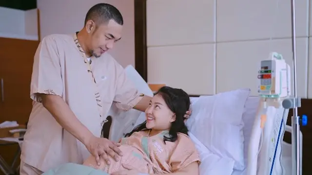 Potret Mpok Alpa saat Melahirkan Anak Kembar
