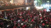 Fans The Reds tumpah ruah saat acara Roaring Night Liverpool vs Manchester City di 15 Park Kemang, Jakarta, Minggu (10/3/2024). (Bola.com/Syahkist Afi Daib)
