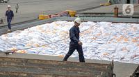 Aktivitas pekerja saat melakukan bongkar muat beras impor di Pelabuhan Tanjung Priok, Jakarta, Jumat (16/12/2022). Perum Bulog mendatangkan 5.000 ton beras impor asal Vietnam guna menambah cadangan beras pemerintah (CBP) yang akan digunakan untuk operasi pasar. (Liputan6.com/Faizal Fanani)
