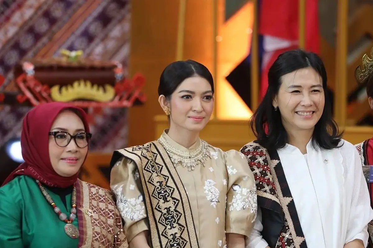 Gaya Serba Emas Selvi Ananda Hadiri Acara Amal, Curi Atensi Pakai Jam Tangan Rolex Rp226 Juta-an