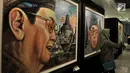 Pengunjung berswafoto dengan lukisan KH Abdurrahman Wahid atau Gus Dur dalam pameran seni rupa "Sang Maha Guru" karya pelukis Nabila Dewi Gayatri di Jakarta, Kamis (22/11). (Merdeka.com/Iqbal Nugroho)