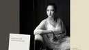 Banyak netizen yang memberikan pujian atas kecantikan yang dipancarkan Ochi Rosdiana di hari bahagianya. Polesan makeup flawless dan rambutnya ditata rapi dengan dicepol, Ochi Rosdiana semakin cantik. Meski fotonya hitam putih, namun foto tersebut sangat apik. Bridal robe yang ia kenakan menjelang hari tersebut menjadi gambaran sempurna tentang betapa istimewanya momen tersebut. (Liputan6.com/IG/@ochi24)