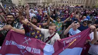 Sejumlah pendukung West Ham memadati Old Town Square menjelang laga final UEFA Conference League 2022/2023 di Praha, Republik Ceska, Rabu (07/06/2023). (AP Photo/Darko Bandic)