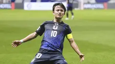 Pemain Jepang, Takefusa Kubo melakukan selebrasi setelah mencetak gol ke gawang Timnas Indonesia dibayangi Mees Hilgers dalam laga Grup C Putaran Ketiga Kualifikasi Piala Dunia 2026 di Suita Stadium, Jepang, Selasa (10/06/2025). (AP Photo/Kyodo News/Shohei Miyano)
