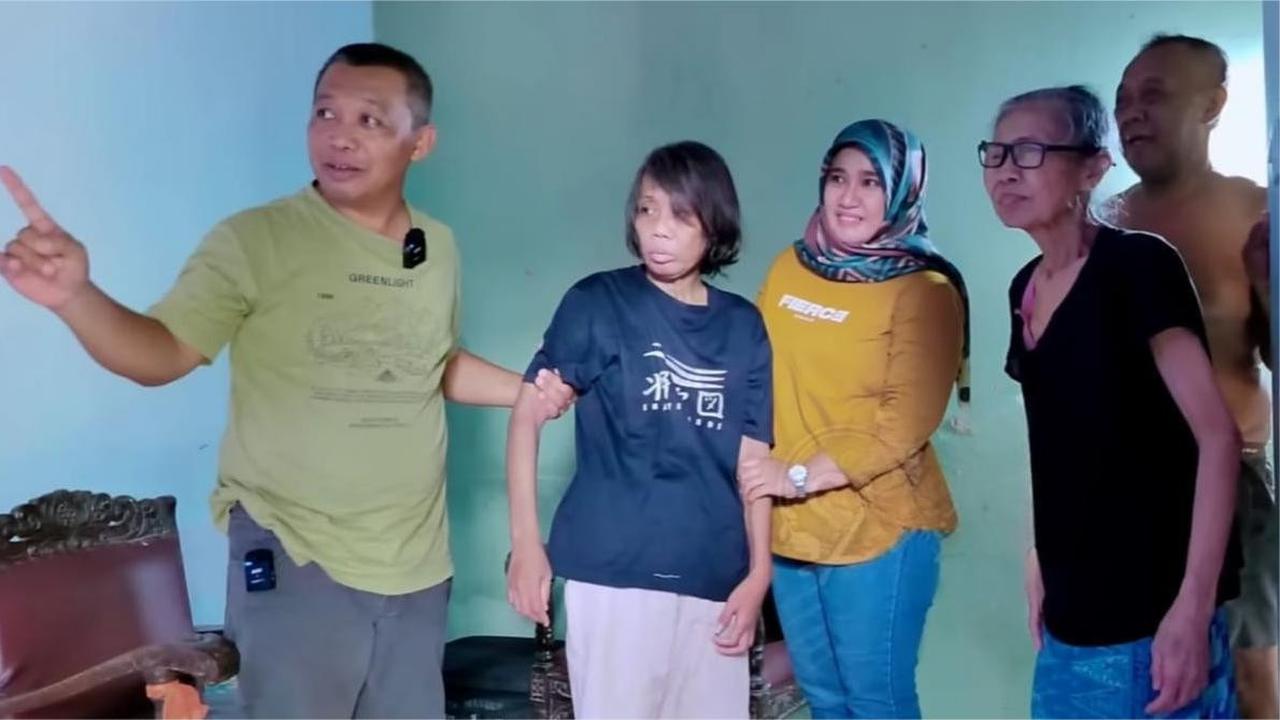 Heni Mustikaningati memperlakukan ODGJ yang ditemuinya di jalanan dengan sabar dan telaten. (Liputan6.com/Arief Pramono)