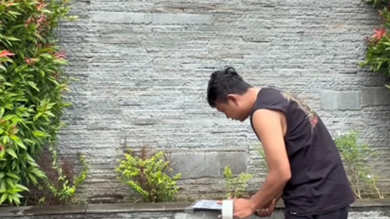 7 Potret Tampilan Depan Rumah Denny Caknan di Ngawi, Kombinasi Batu Alam dan Tanaman