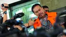 Tersangka Raja Bonaran Situmeang saat menjawab pertanyaan wartawan usai diperiksa KPK, Jakarta, Selasa (30/12/2014). (Liputan6.com/Faisal R Syam)