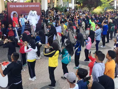 La'eeb, sang maskot Piala Dunia 2022 bersama Marchingband dari Dispora Sukoharjo menyapa sekaligus menghibur warga saat Car Free Day (CFD) di Jalan Slamet Riadi, Solo. (Procomm Surya Citra Media)