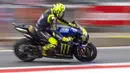 Pembalap Monster Energy Yamaha, Valentino Rossi, saat latihan cepat (FP3) MotoGP Austria di Sirkuit Red Bull Racing, Spielberg, Sabtu (15/8/2020). Pada sesi FP3 MotoGP Austria ini Vinales keluar sebagai rider tercepat dengan waktu terbaiknya 1 menit 24,317 detik. (AFP/Joe Klamar)