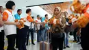 Jajaran Direksi dan Komisaris BNI menyambut calon pemudik tujuan Bandara Soetta di Stasiun Kereta Bandara BNI City, Jakarta, Jumat (8/9). Lebih dari 400 santri dan penghafal Al Quran (Hafidz) berkesempatan pulang kampung gratis. (Liputan6.com/Pool/Rizki)