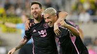 Dua pemain jebolan Barcelona, Lionel Messi dan Luis Suarez kompak menyumbang gol untuk Inter Miami saat melawan Columbus Crew. (AFP/Jason Mowry)