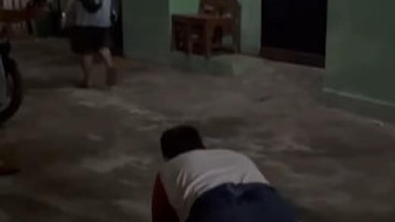 Tepati Nazar, Pria ini Merangkak Pulang ke Rumah