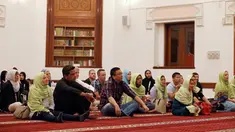 Wisatawan asing belajar tentang puasa dan budaya Uni Emirat Arab (UEA) selama Ramadan di Masjid Jumeirah, Dubai, UEA, Jumat (17/5/2019). (REUTERS/Satish Kumar)