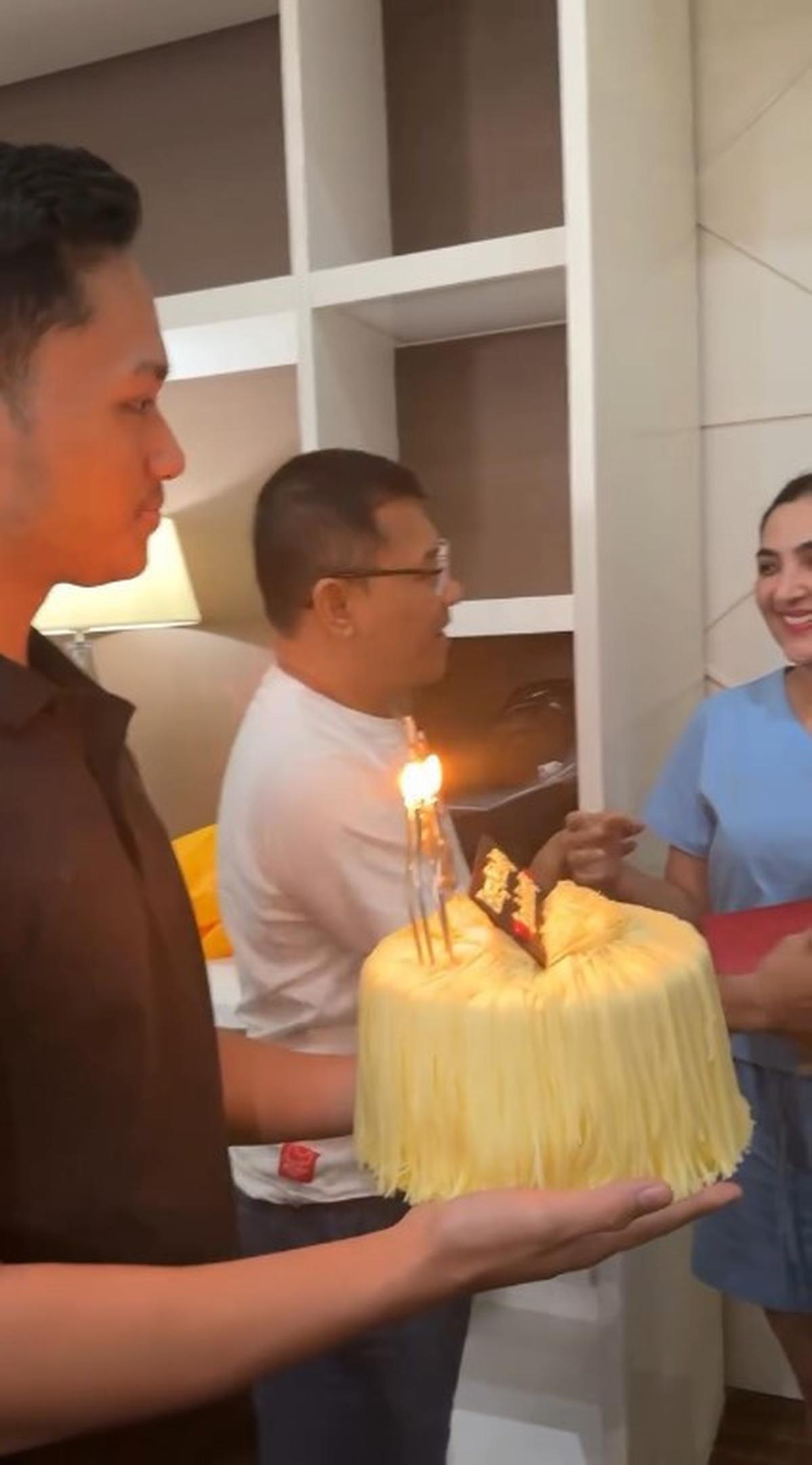 Surprise Ultah ke-41 Ashanty dari Anang Hermansyah dan Azriel, Raut Wajah Bahagia Banget