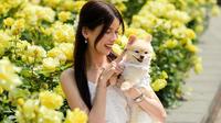 Sabrina Chairunnisa bareng anjing peliharaannya. [IG: @sabrinachairunnisa_]
