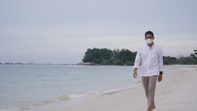 Sandiaga Uno saat menyambangi lokasi Pantai Tanjung Kelayang Bangka Belitung. (Istimewa)