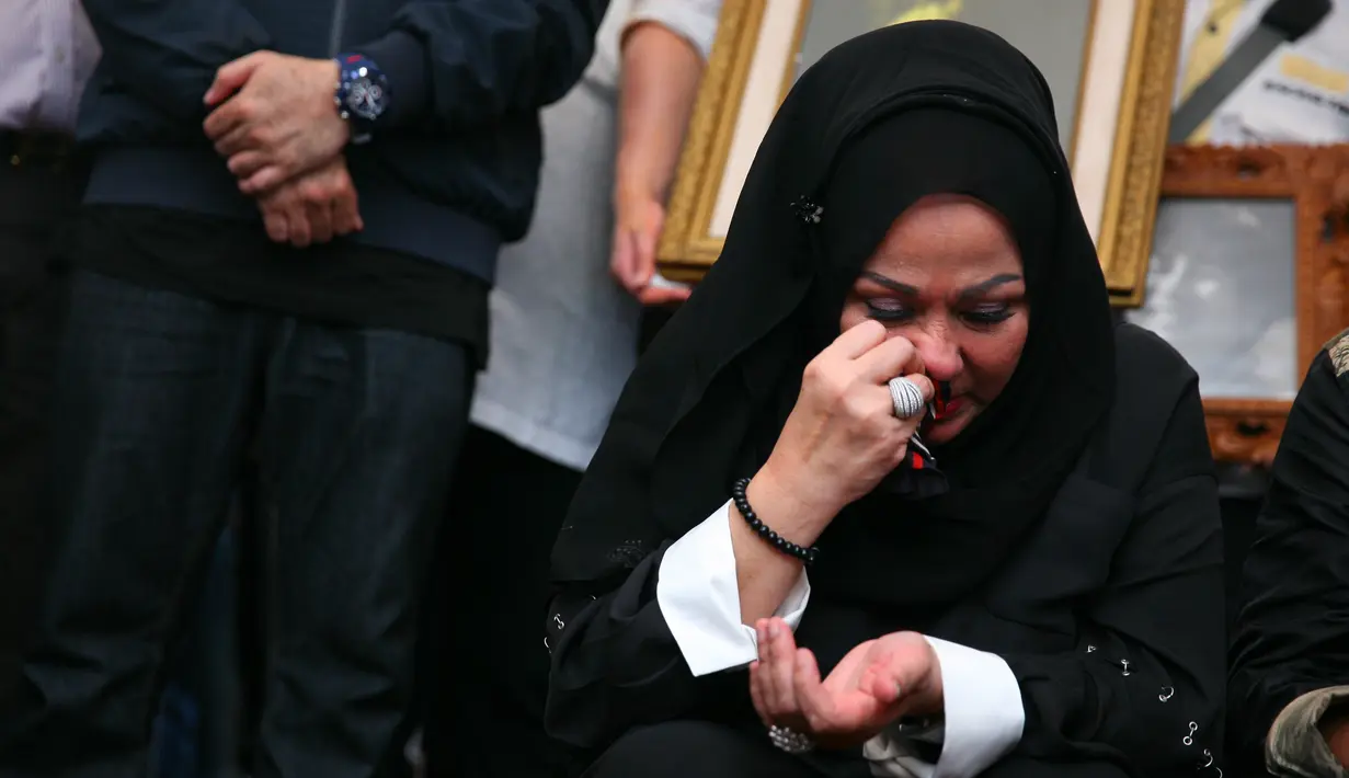 "Kami sangat berterimakasih semua yang menyempatkan waktu mengantarkan jenazah. Apabila ada utang piutang yang harus diselesaikan hubungi saya dan keluarga," ujar salah satu anggota keluarga sebelum pemakaman. (Nurwahyunan/Bintang.com)