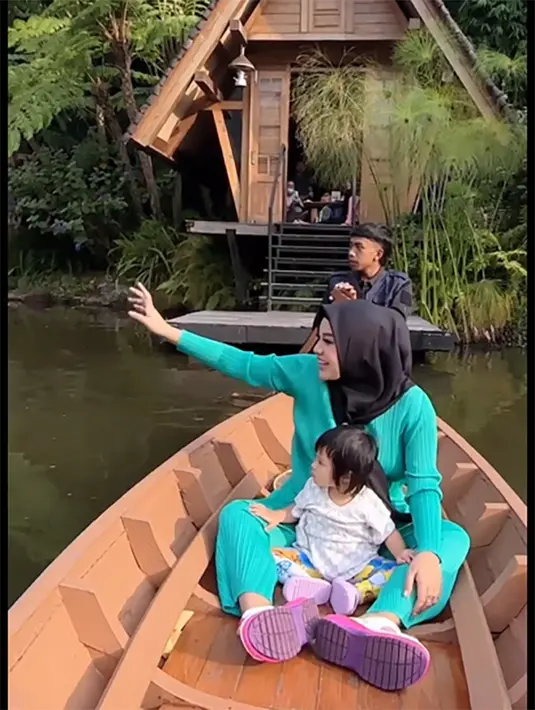 "Masya Allah.. Liburan sebelum ada adik jadi ber 4 dehh🥰🤗 Makin seruuu dan rameeee," tulis aurelie.hermansyah membagikan video singkat liburannya. [Instagram/aurelie.hermansyah]
