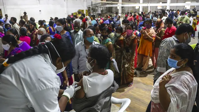 Ratusan Warga India Antusias Ikuti Vaksinasi Covid-19 Dosis Kedua